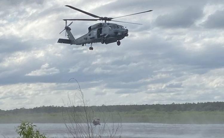 A Navy helicopter rescues the downed pilot. Credit: Putnam County Sheriff's Office